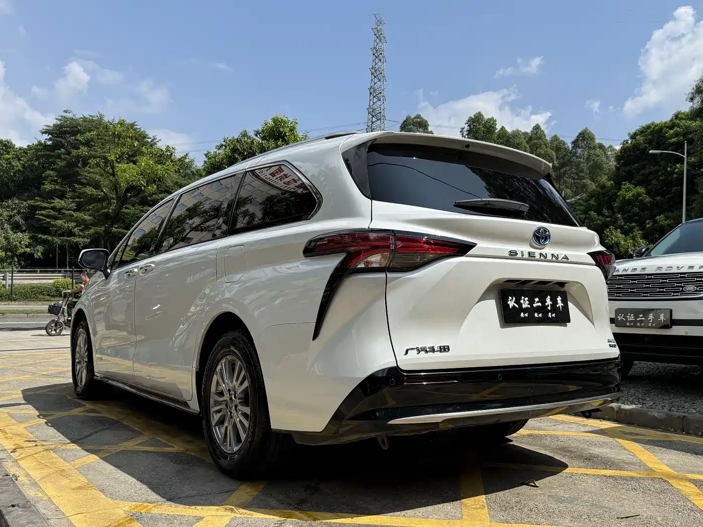 Toyota Sienna 2023 2.5L Hybrid Premium Edition фото 6