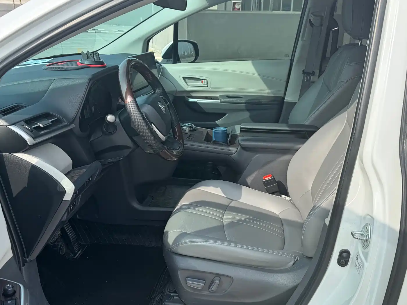 Toyota Sienna 2023 2.5L Hybrid Comfort Edition фото 11