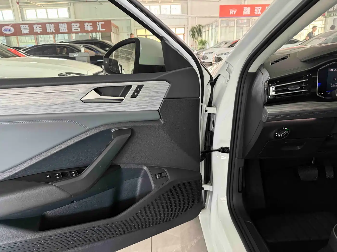 Volkswagen Sagitar 2023 Model Year 280TSI DSG Surpass Edition фото 9