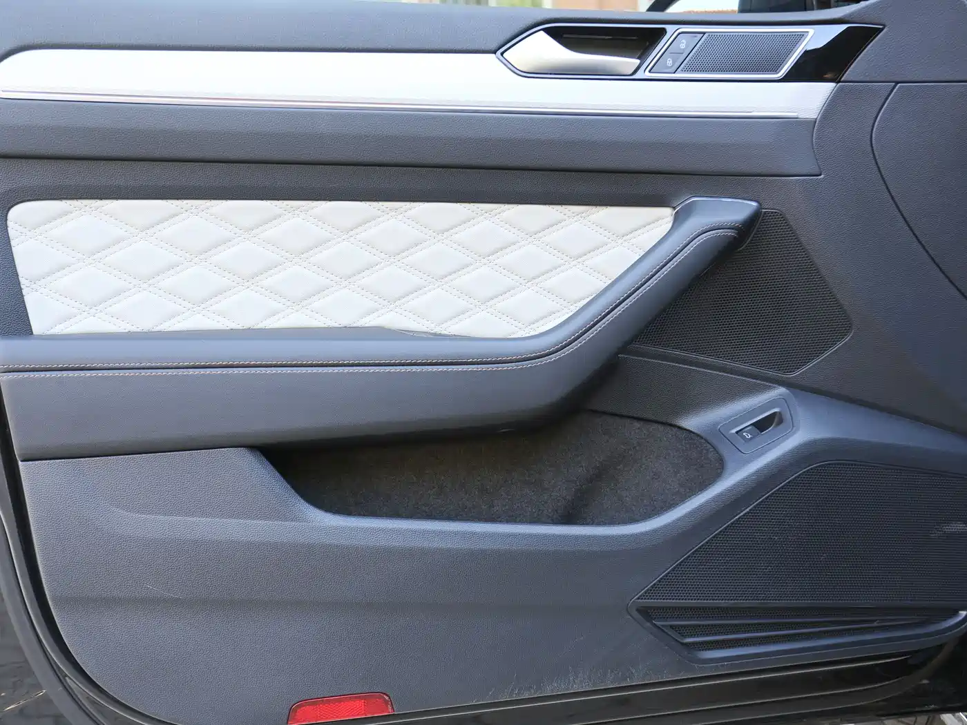 Volkswagen Magotan 2023 Model 2 Million Commemorative Edition 330TSI DSG Luxury фото 15
