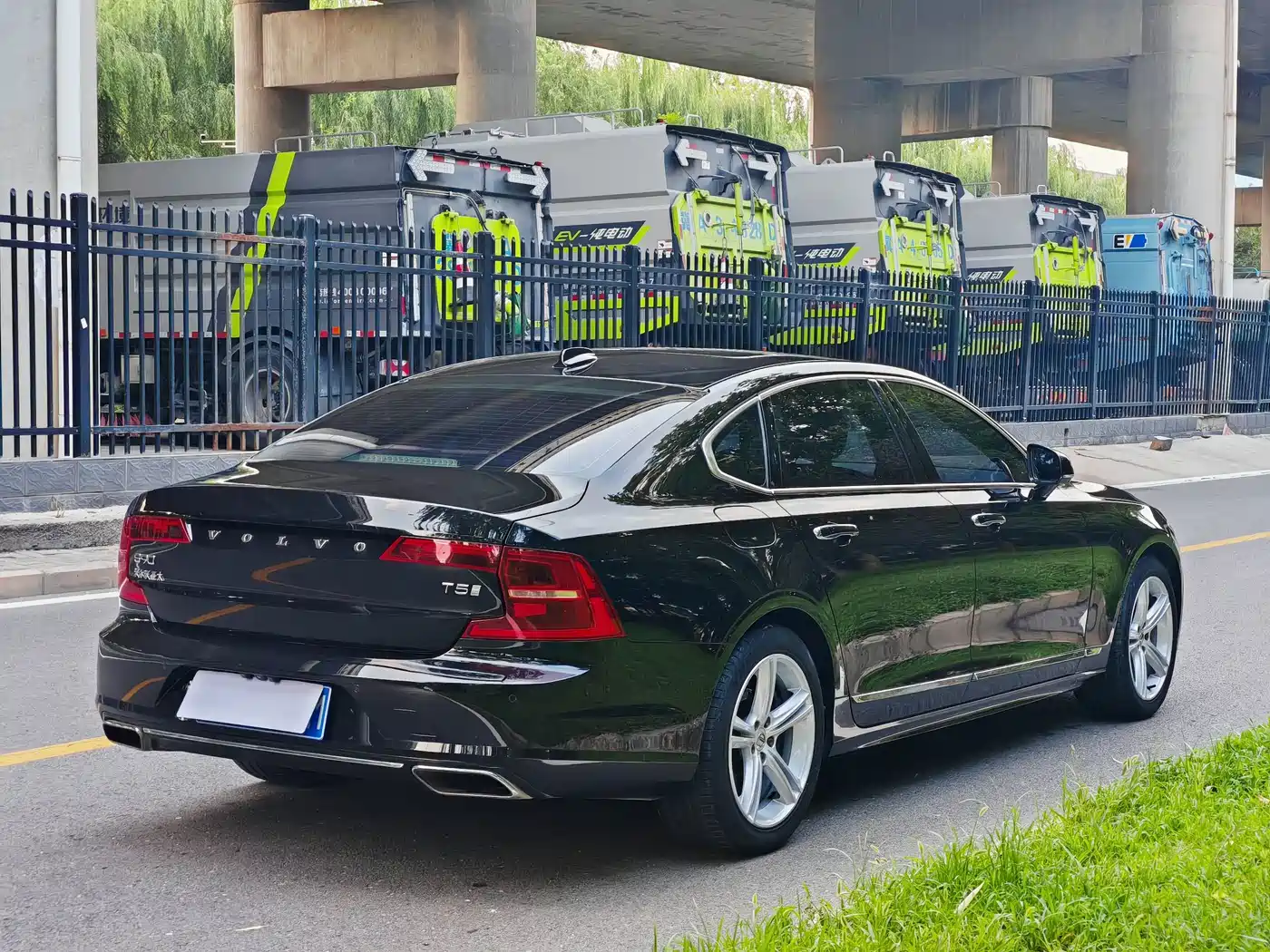 Фото 4 - Volvo S90