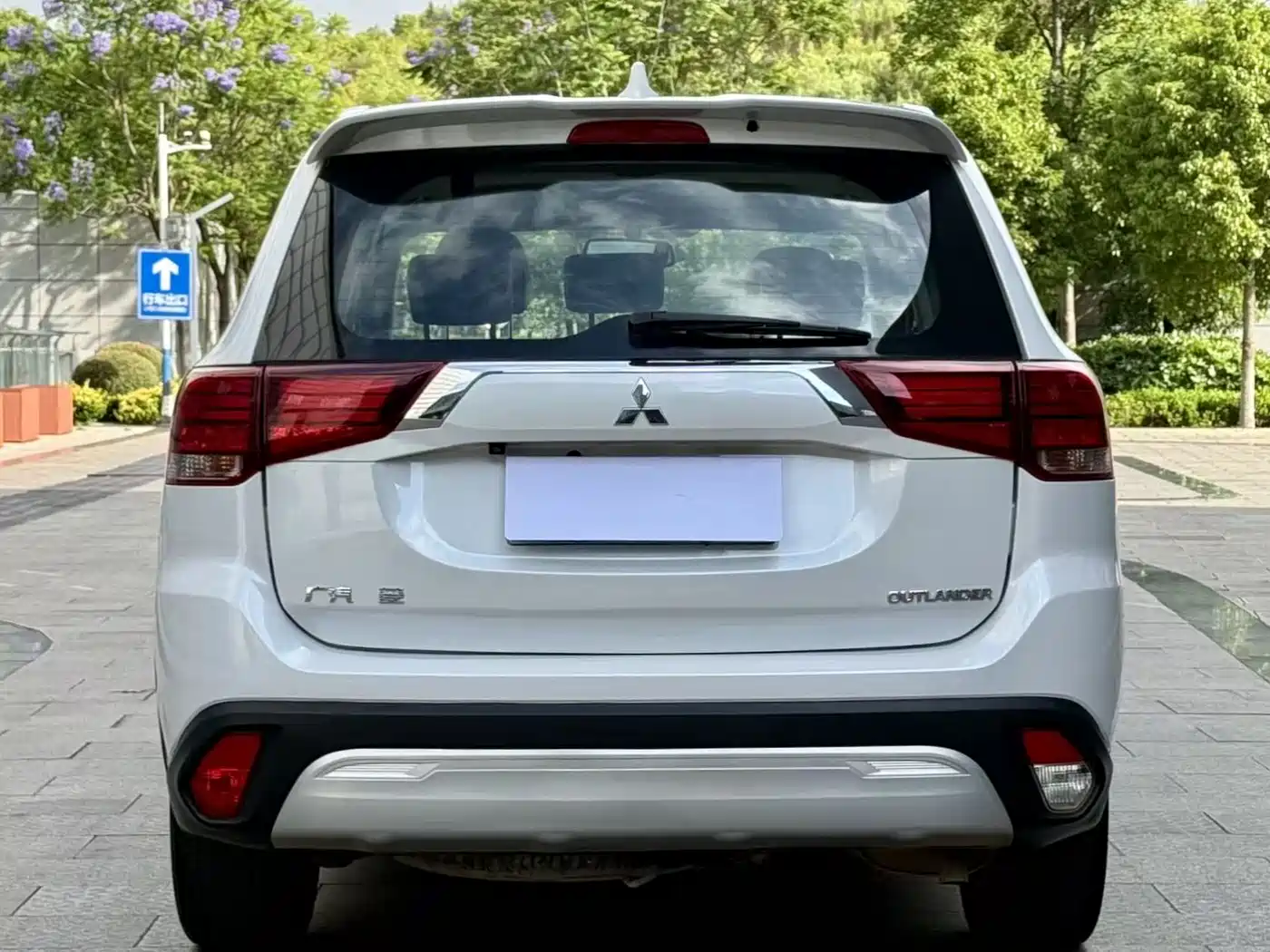 MITSUBISHI OUTLANDER