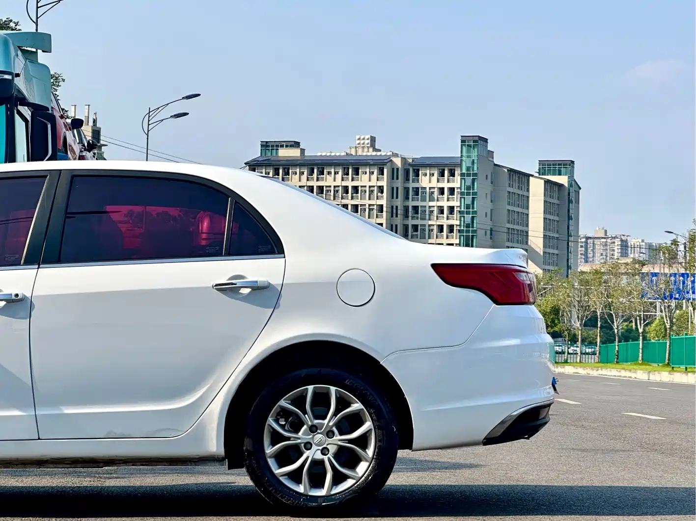 Фото 12 - Geely Vision