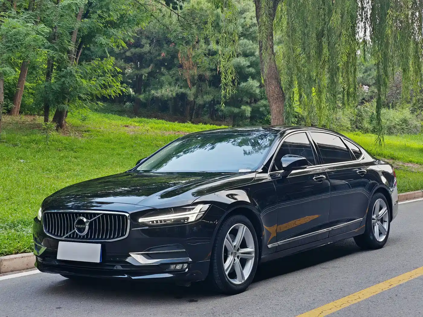 Фото 1 - Volvo S90