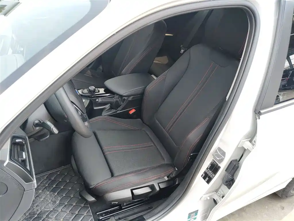BMW 1 Series (Import) 2018 118i Sport Design Package фото 11