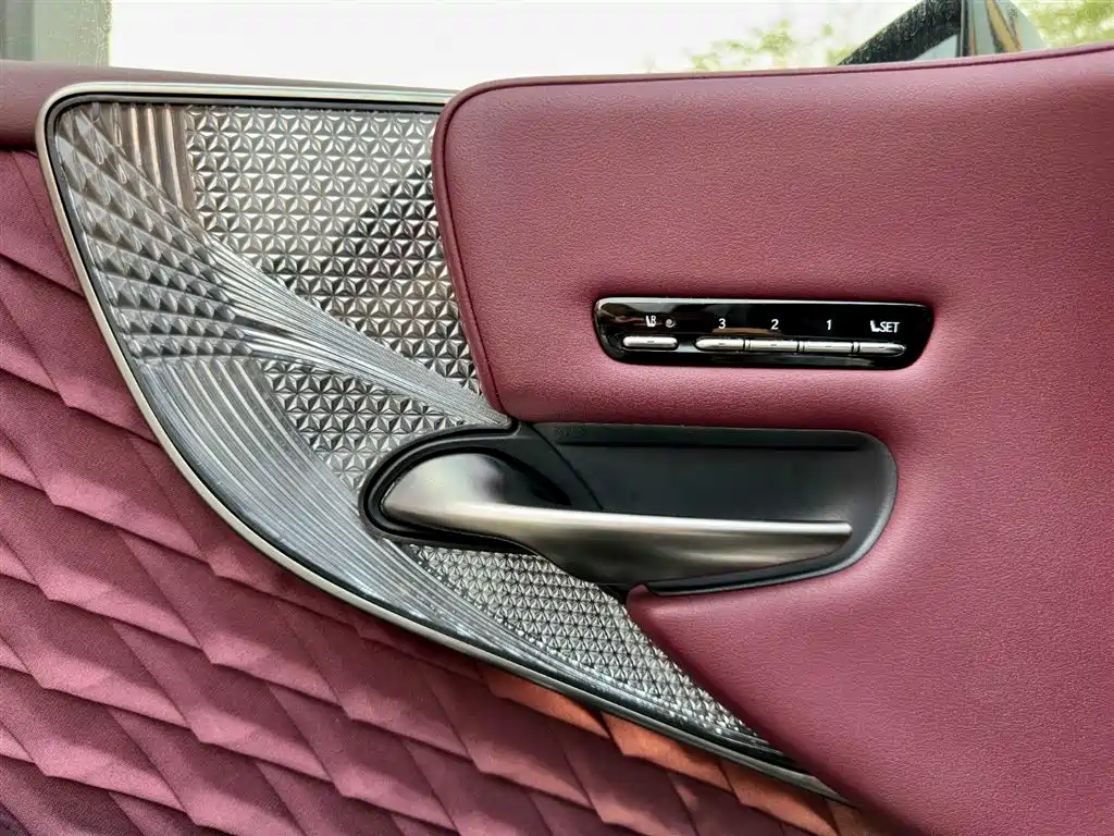 Lexus LS 2018 500h Executive Edition China VI фото 20