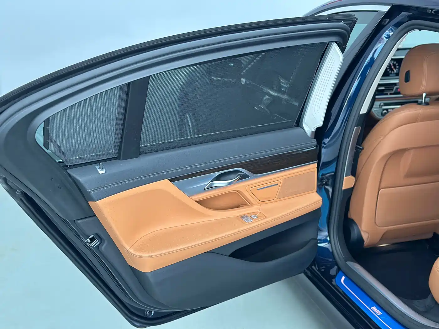 BMW 7 Series 2016 730Li Leading фото 29