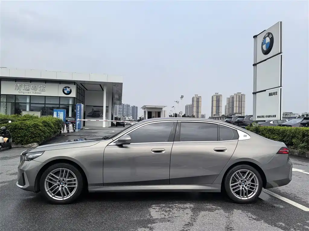 BMW 5 Series 2024 525Li Luxury Package фото 3
