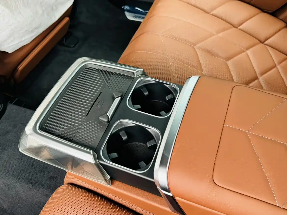 BMW 7 Series 2023 740Li Exclusive M Sport Package фото 18