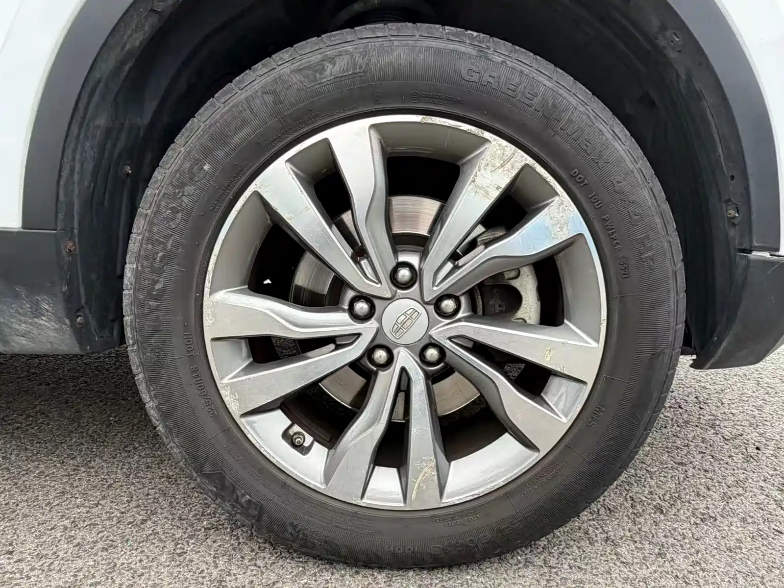 Фото 14 - Geely Atlas