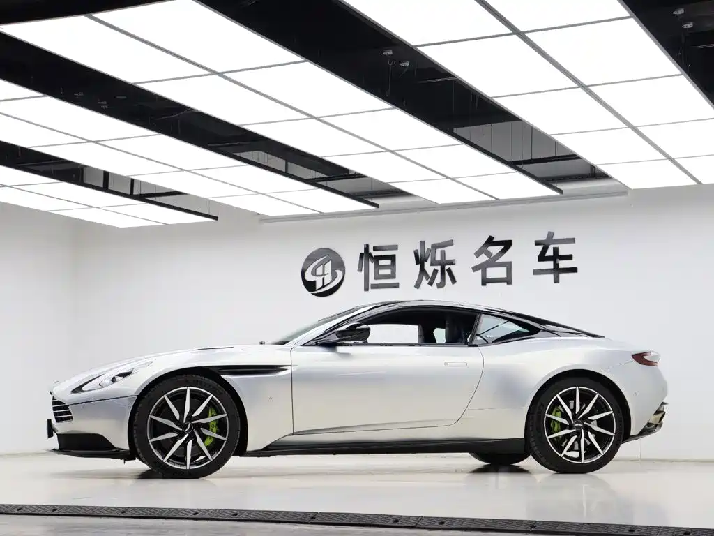 Фото 32 - Aston Martin DB11