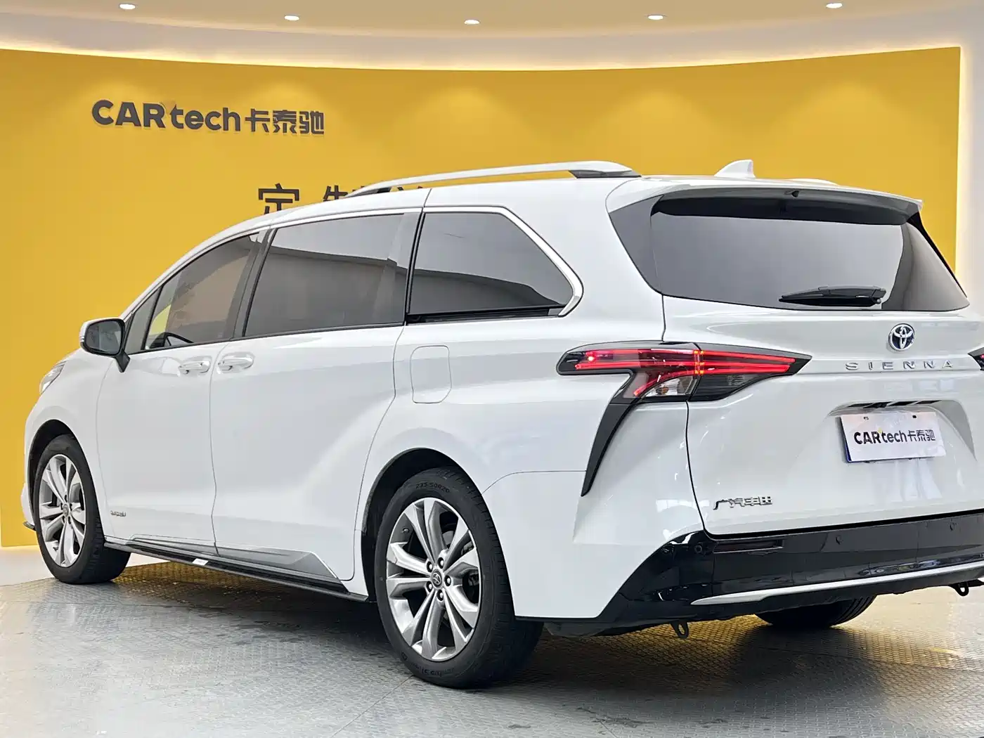 Toyota Sienna 2023 2.5L Hybrid Platinum Edition фото 35