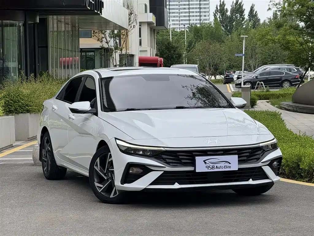 Hyundai Elantra 2023 1.5L CVT GLX Elite Edition фото 3