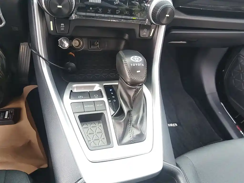 Toyota Wildlander 2022 2.0L CVT FWD Leading Edition фото 14