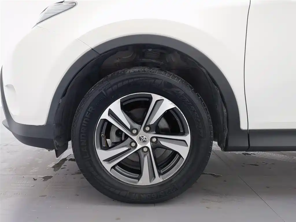 Toyota RAV4 Rongfang 2015 2.0L CVT 2WD Trend Edition фото 17
