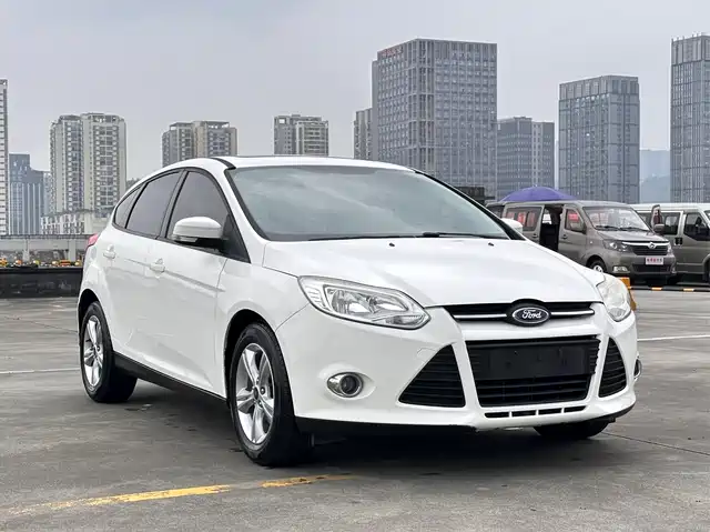 Ford Focus 2015 Hatchback 1.6L Automatic Trend — фото 2