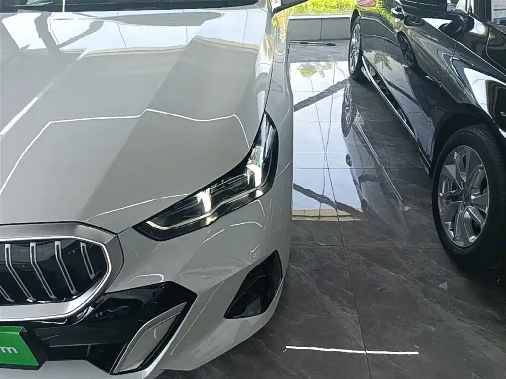 BMW 5 Series 2024 530Li xDrive M Sport Package фото 24
