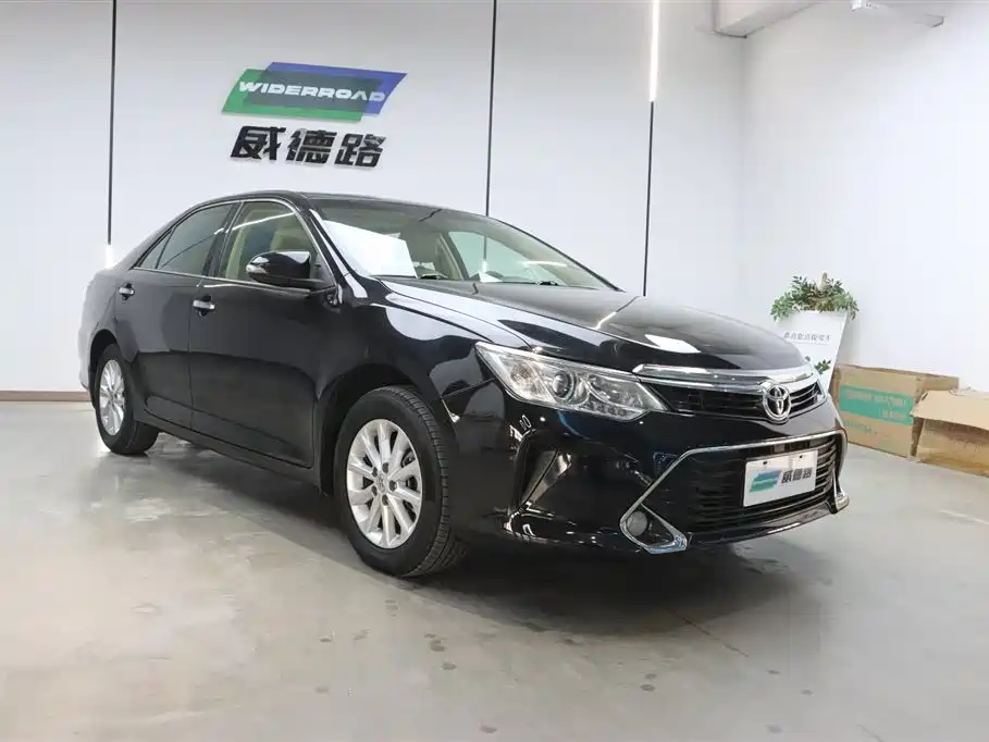 Toyota Camry 2016 2.0G 10th Anniversary Leading Edition фото 3