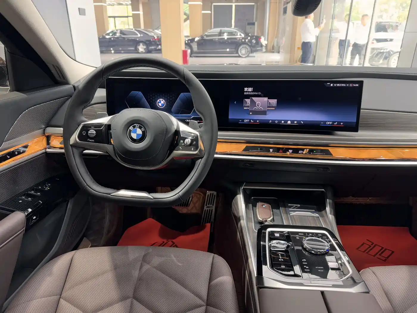 BMW 7 Series 2026 735Li Luxury Package фото 17