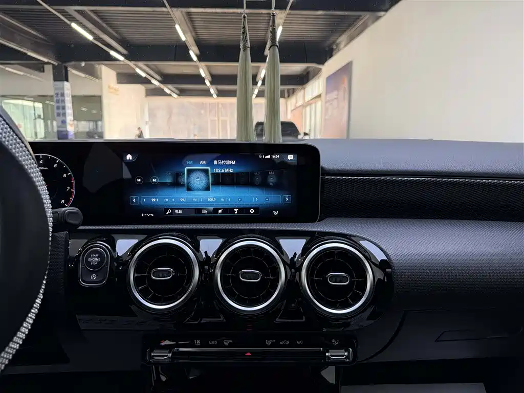Mercedes-Benz A-Class (Import) 2019 A 200 Dynamic Version фото 8
