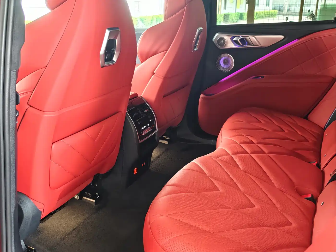 BMW XM 2023 50e фото 18