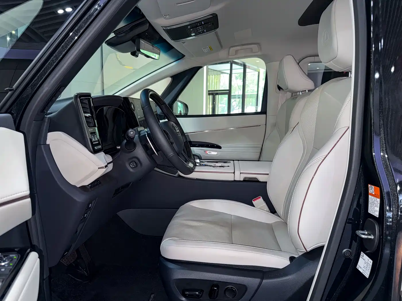Lexus LM 2023 500h 6-Seater Prestige Edition фото 18