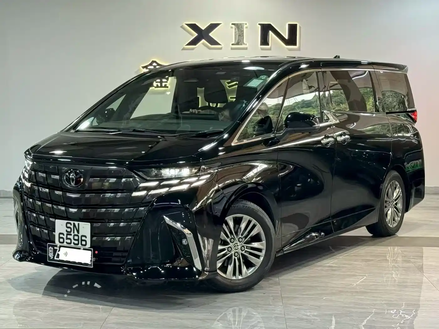 Toyota Alphard фото 2