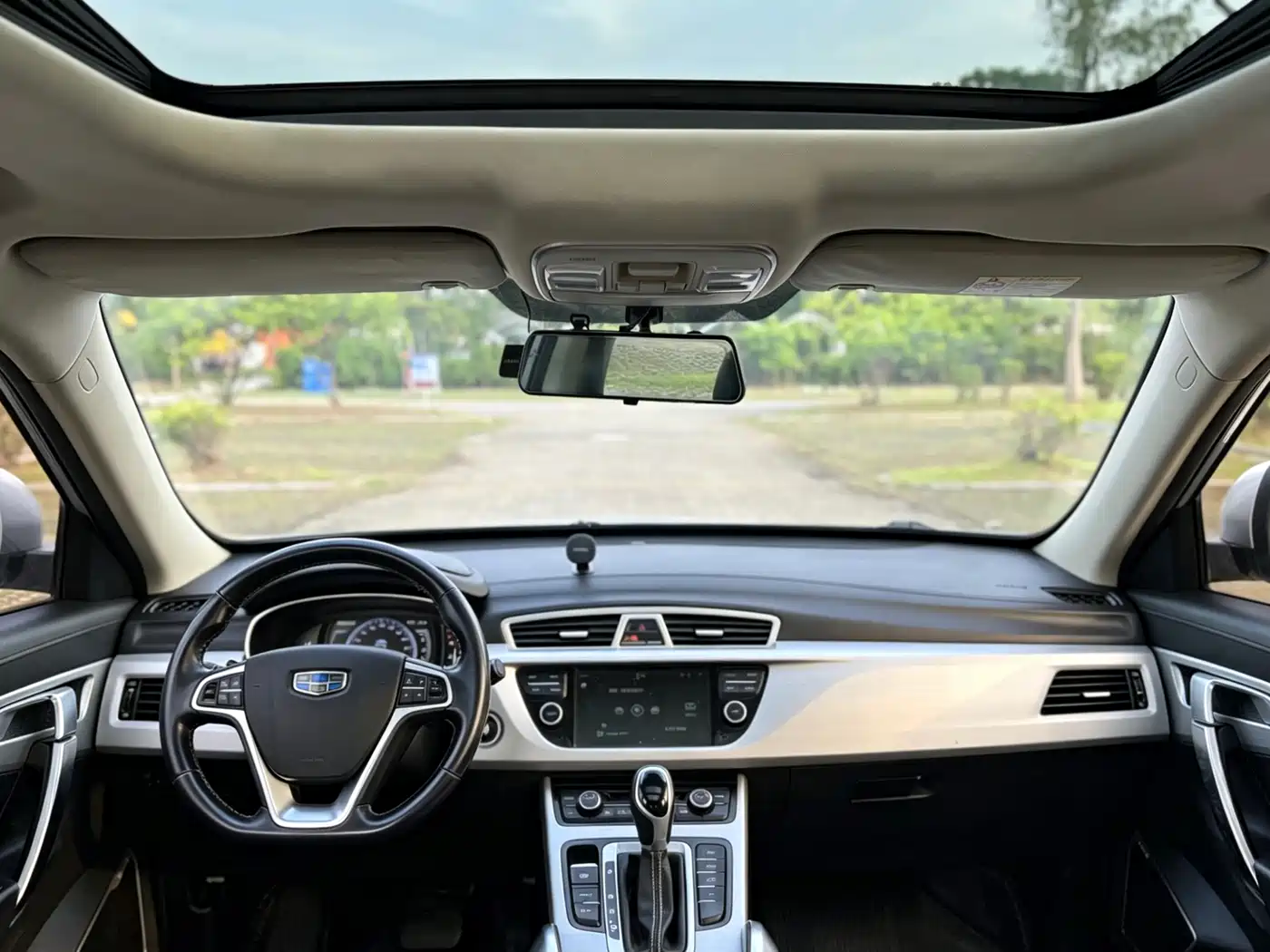 Фото 9 - Geely Atlas
