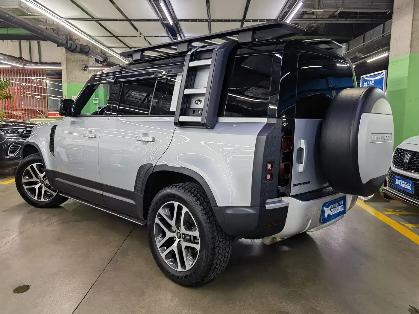 Land Rover Defender 2022 110 P400 Dark Special Edition фото 6