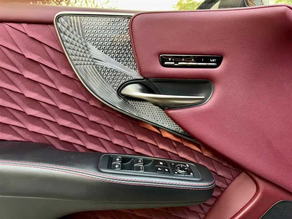 Lexus LS 2018 500h Executive Edition China VI фото 18