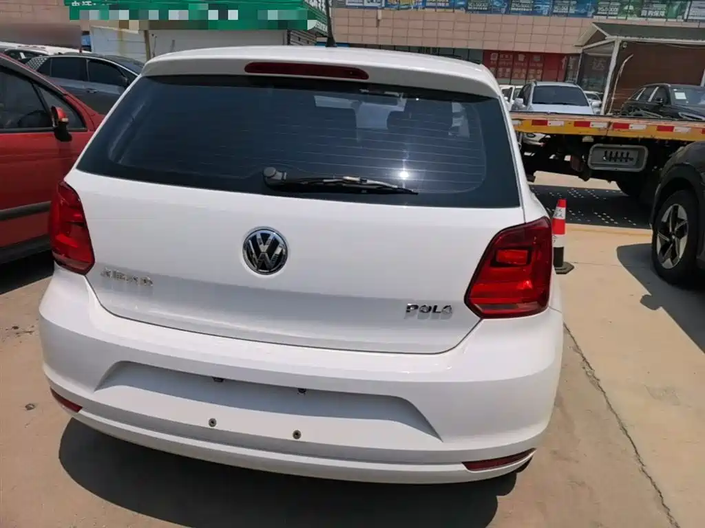 Volkswagen Polo 2014 1.4L Manual Trend Edition фото 6