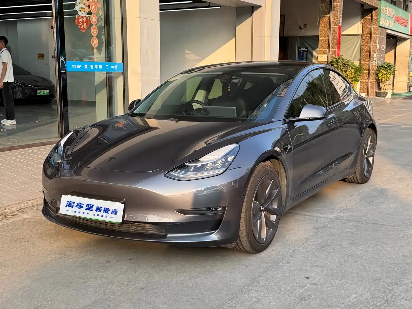 TESLA MODEL 3
