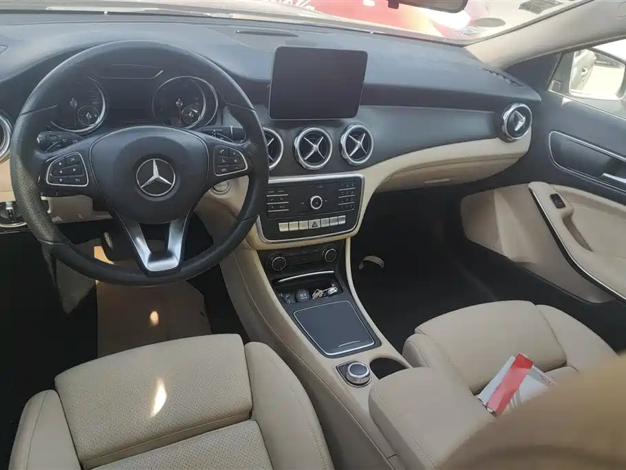 Mercedes-Benz GLA 2018 GLA 200 Dynamic фото 12