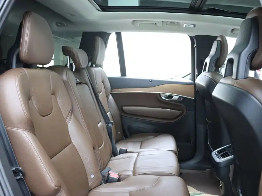 Фото 18 - Volvo XC90