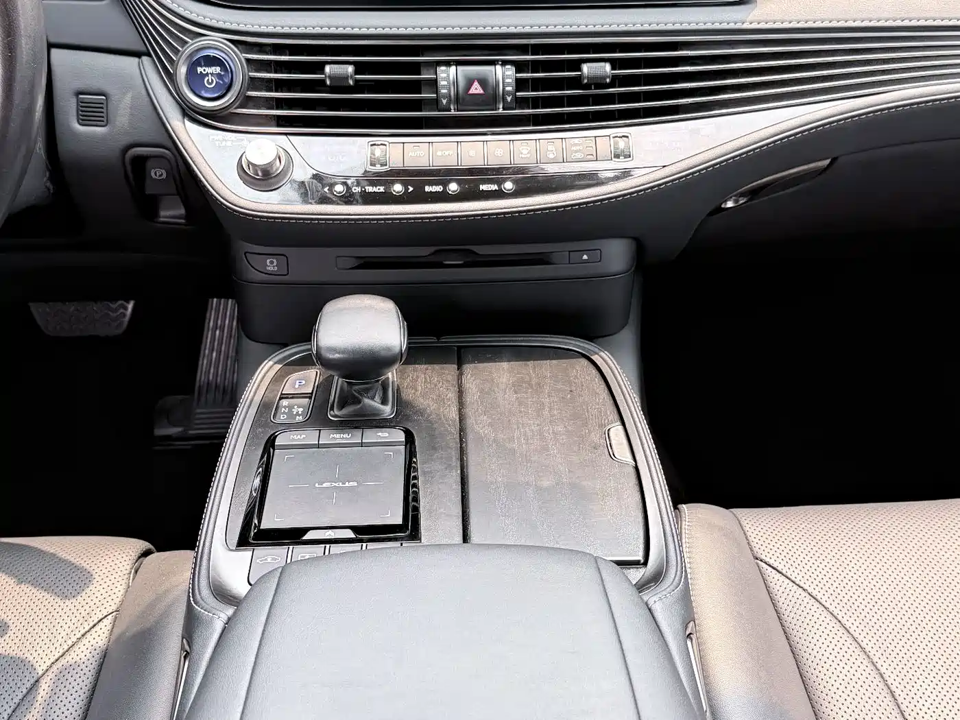 Lexus LS 2021 500h Excellence Edition фото 12