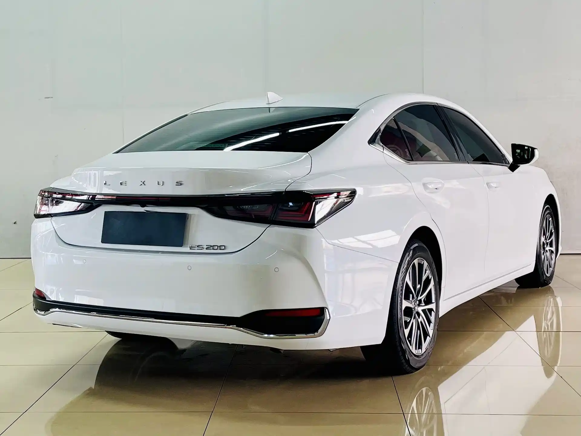 Фото 6 - Lexus ES