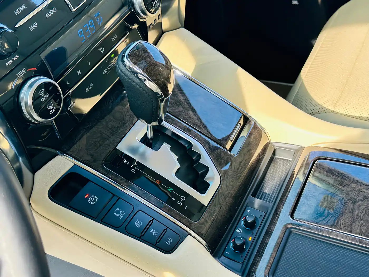Toyota Vellfire 2020 Hybrid 2.5L Black Gold Limited Edition фото 18