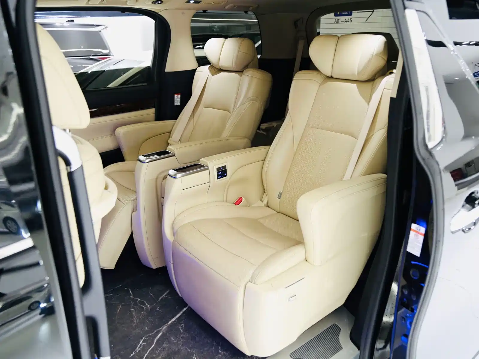 صورة 11 - Toyota Alphard