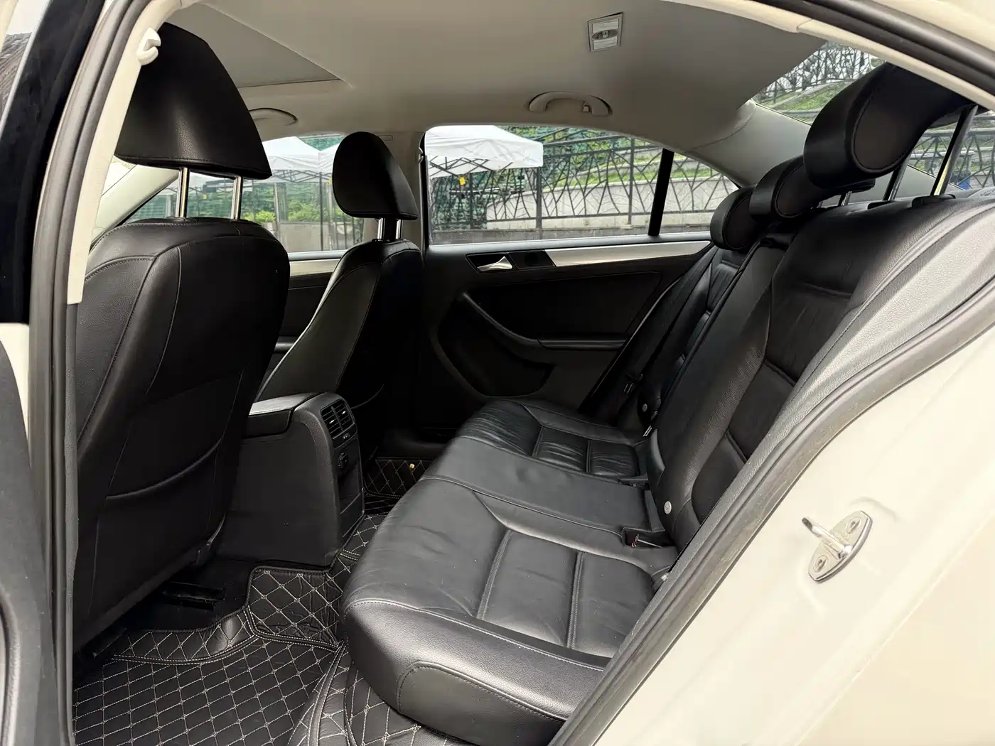 Photo 10 - Volkswagen Sagitar