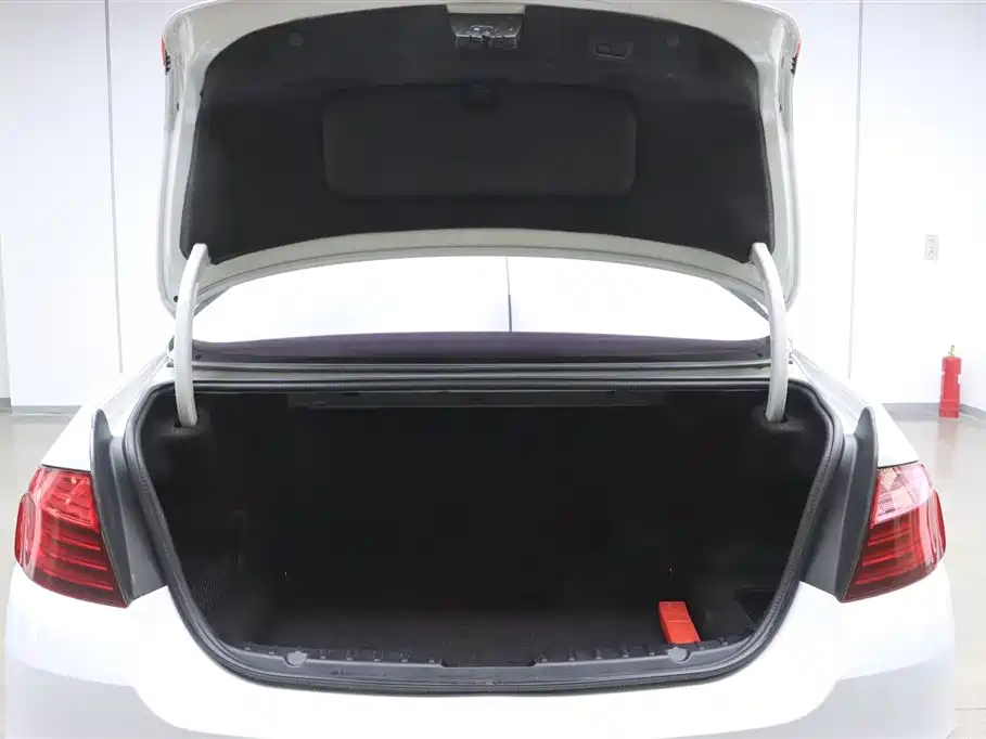 BMW 5 Series 2014 520Li Elegance фото 29