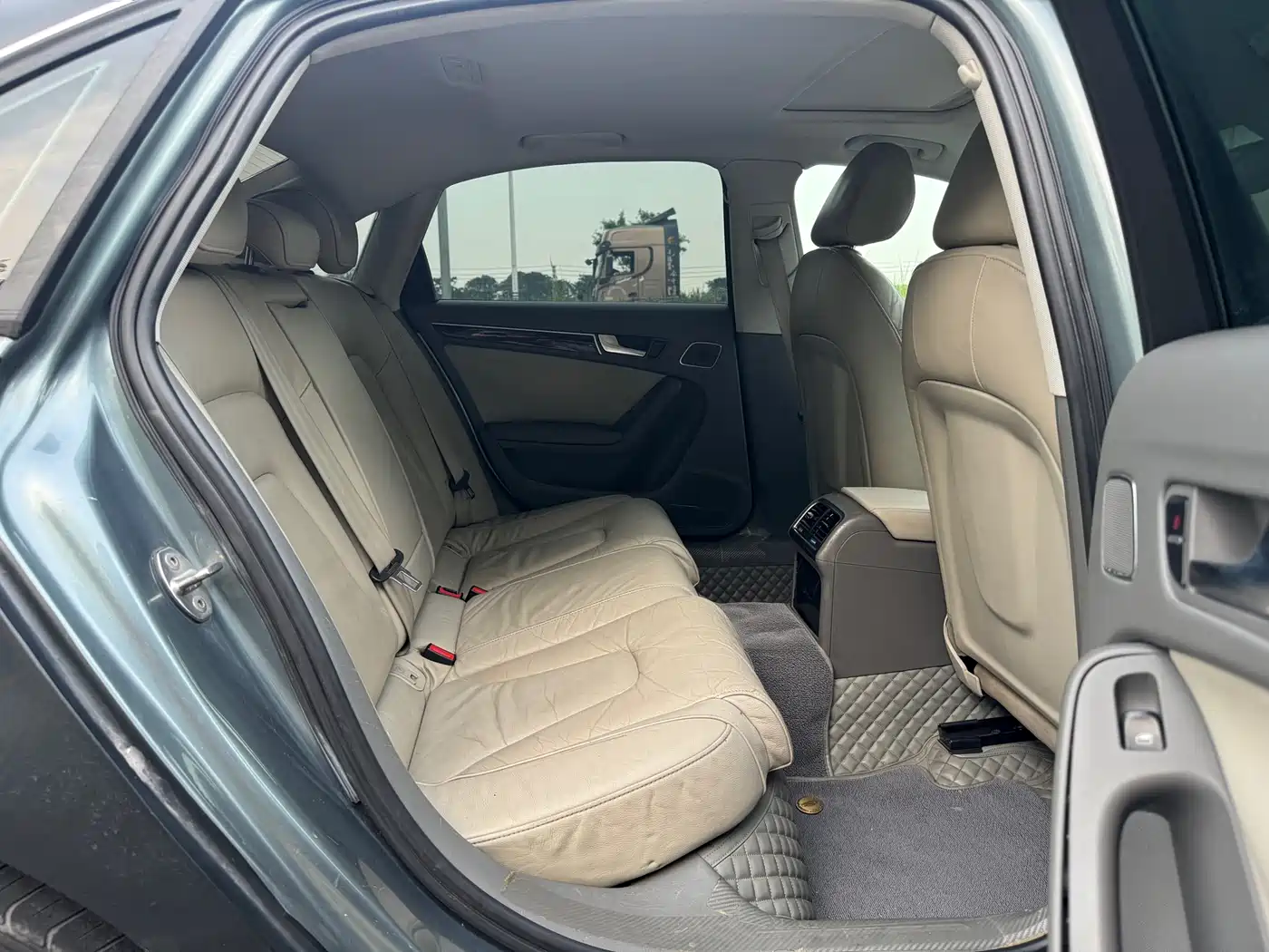 Audi A4L 2010 2.0 TFSI Comfort фото 8