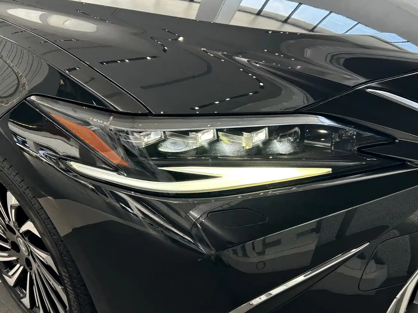 Фото 23 - Lexus ES