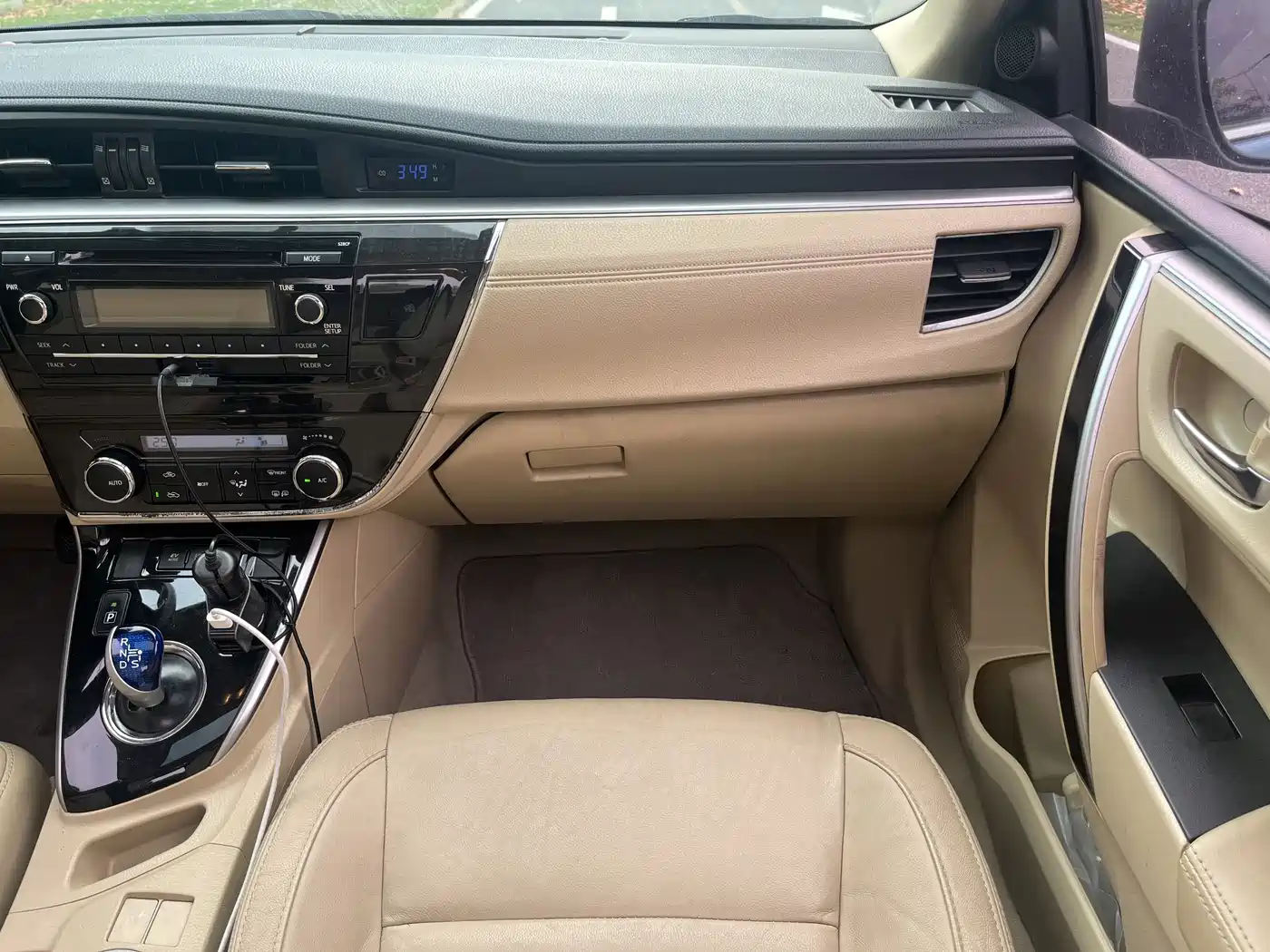 Toyota Corolla 2016 Dual Hybrid 1.8L E-CVT Elite Edition фото 13