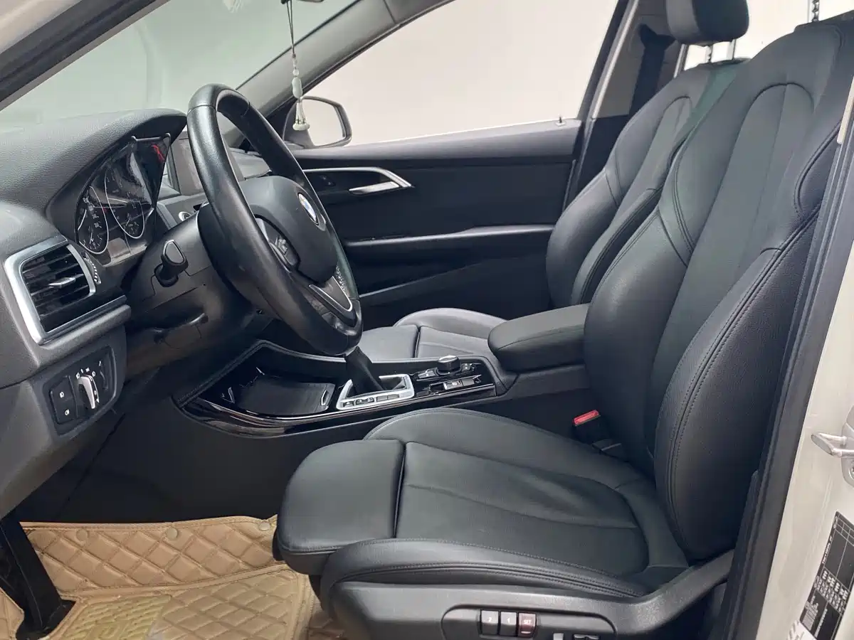 BMW 1 Series 2018 118i Sport Edition фото 4
