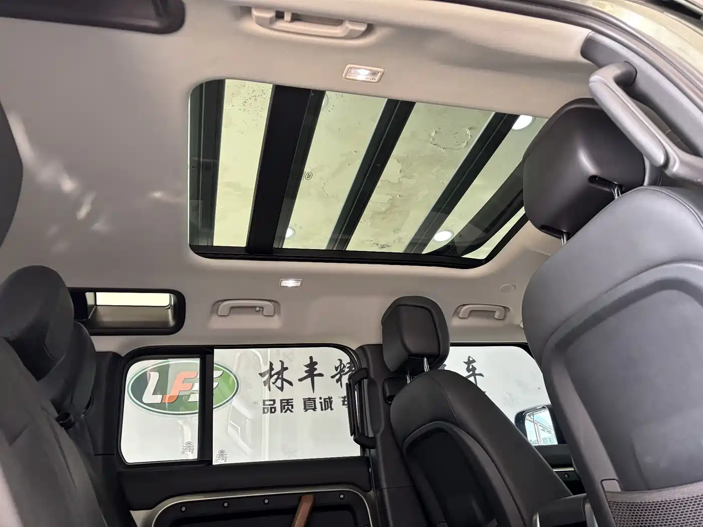 Land Rover Defender 2023 Model 110 3.0T P400 Dark Special Edition фото 27