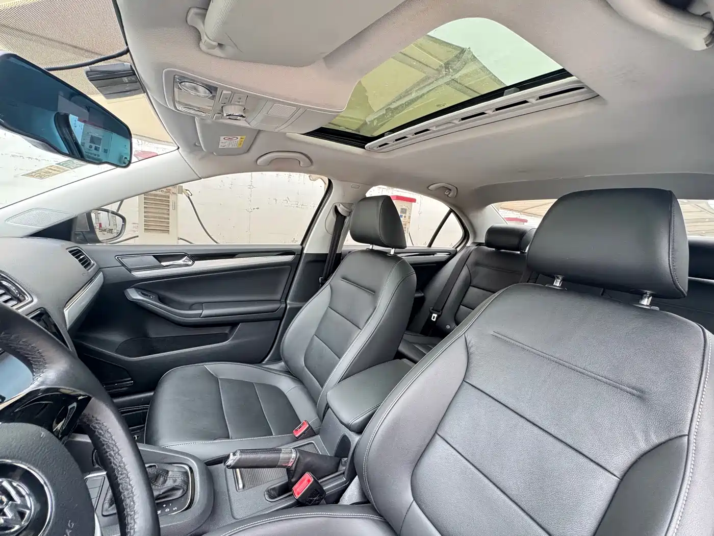 Volkswagen Sagitar 2015 1.6L Automatic Comfort фото 9