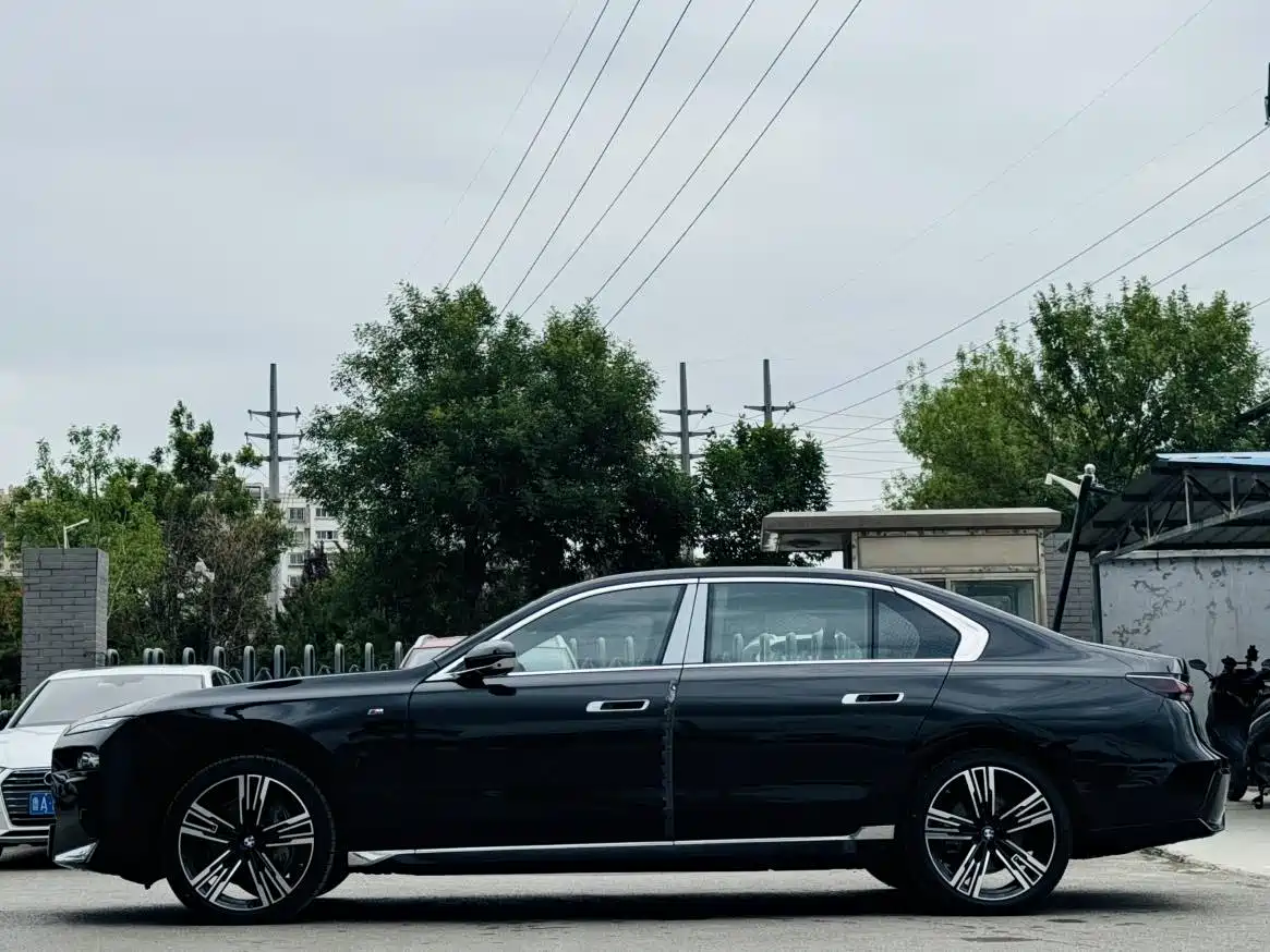 BMW 7 Series 2023 740Li Exclusive M Sport Package фото 6