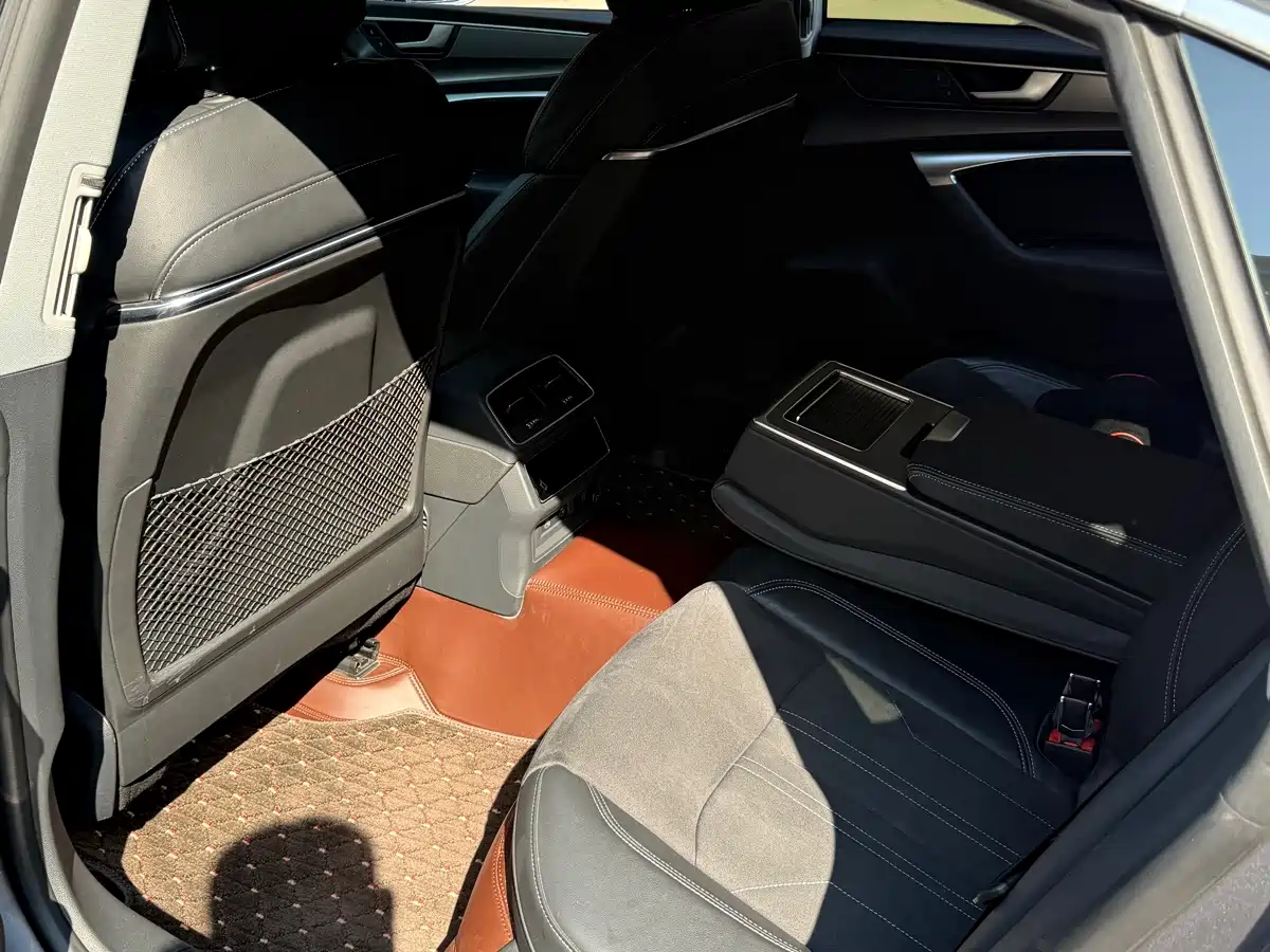 Фото 8 - Audi A7L