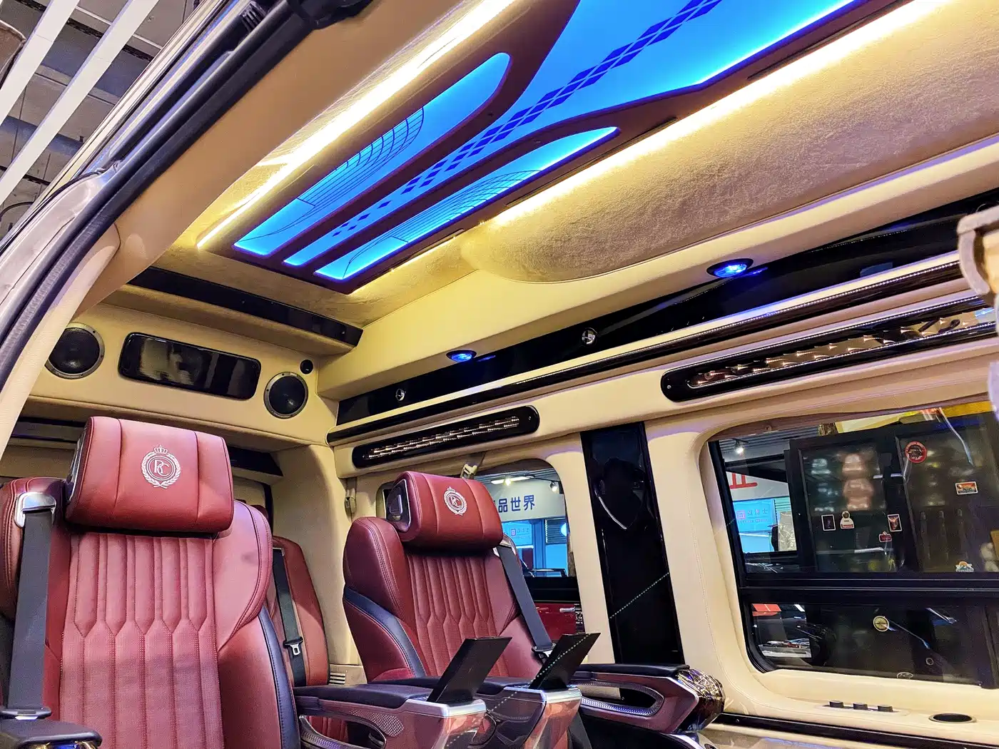 GMC Savana 2015 6.0L G600L Elegance Edition фото 9