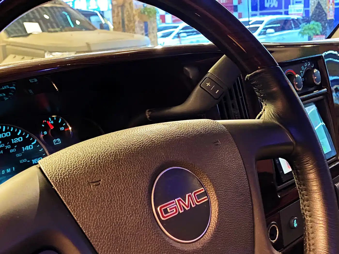 GMC Savana 2015 6.0L G600L Elegance Edition фото 26